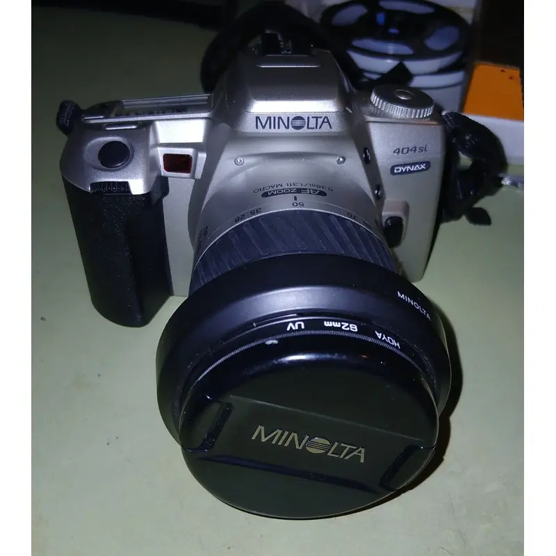 Minolta 404 Si DYNAX objetivo AAF ZOOM 28-80mm con funda, filtro UV, parasol y tapa.a